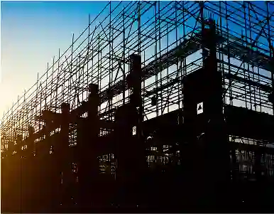 Precise heavy-lift planning and certified rigging crews.